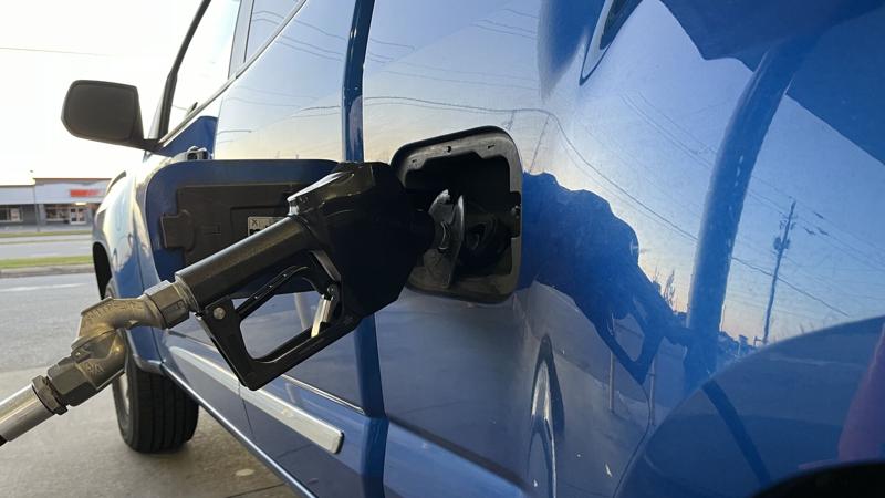 National gas prices drop below $3 a gallon