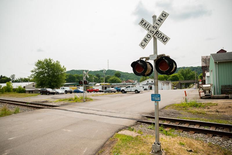 Ohio congressman tries again to stop trains from blocking crossings